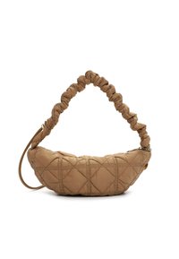 Sac à épaule matelassé en tissu beige, au design courbé, avec une poignée froncée et un motif en diamant subtil. Comprend une bandoulière amovible.