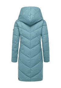 Puchowa kurtka w jasnoniebieskim kolorze, z kapturem, długimi rękawami i wzorem pikowanym w jodełkę na plecach, co dodaje faktury.