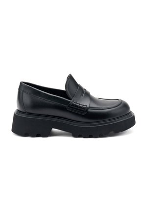 Mocassino in pelle nera con suola a piattaforma bassa, caratterizzato da un design cucito e dettagli testurizzati sulla parte superiore. Superficie liscia, silhouette elegante.