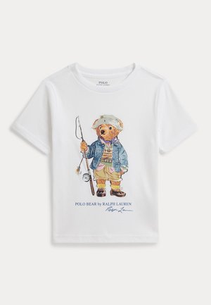 Fehér rövid ujjú póló egy medvével, amely horgászfelszerelést visel, kezében horgászbot, alul pedig a „Polo Bear by Ralph Lauren“ felirat.