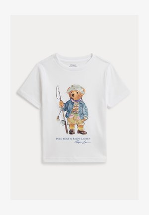 Biały t-shirt z krótkim rękawem z misiem w ubraniu wędkarskim, trzymającym wędkę oraz z napisem „Polo Bear by Ralph Lauren” poniżej.