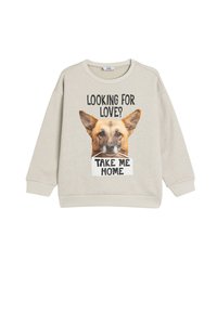 Lichtgrijze sweatshirt met ronde hals, voorzien van een hondenafbeelding en de tekst "ZOEKEN JIJ NAAR LIEFDE? NEEM ME MEE NAAR HUIS" in het zwart. Zachte stof, ontspannen pasvorm.