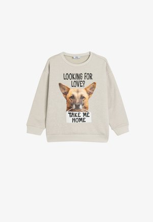 Sudadera gris claro con cuello redondo, que presenta un gráfico de un perro y el texto "¿BUSCANDO AMOR? LLE CÁMAME A CASA" en negro. Tela suave, ajuste holgado.