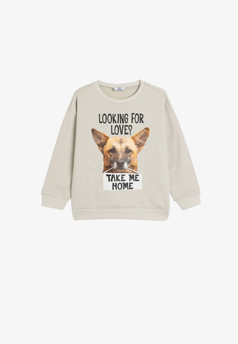 Lichtgrijze sweatshirt met ronde hals, voorzien van een hondenafbeelding en de tekst "ZOEKEN JIJ NAAR LIEFDE? NEEM ME MEE NAAR HUIS" in het zwart. Zachte stof, ontspannen pasvorm.