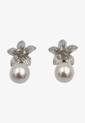 Boucles d'oreilles florales en argent présentant des détails complexes et de petits diamants, avec une grande perle brillante comme pièce maîtresse.