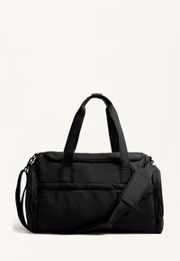 Zwarte duffeltas van duurzaam stof, met twee bovenhandvatten, een verstelbare schouderriem en met ritssluitingen afsluitbare vakken voor opbergruimte.