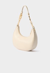 Kremna usnjena torbica za roko s zaobljeno silhueto, z zlatimi dodatki in zadrgo. Ima odstranljiv naramni trak.