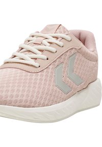 Lichtroze mesh sneakers met witte veters, een gestructureerd oppervlak en grijze geometrische accenten aan de zijkanten. Voorzien van een dikke witte zool.