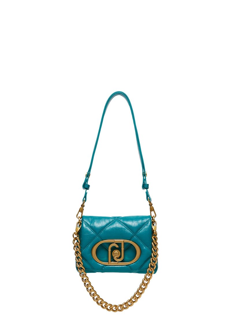 Bolso de cuero verde azulado con textura acolchada, detalles en dorado y una correa de cadena desmontable. Presenta un cierre de logo prominente en la parte frontal.