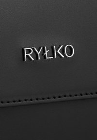 Czarny skórzany produkt z srebrnym logo "RYŁKO". Posiada subtelne przeszycia wzdłuż krawędzi dla dodatkowej tekstury.