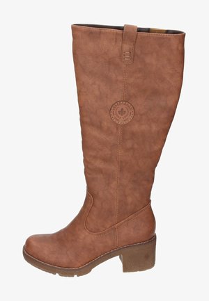 Bota de imitación de cuero marrón, hasta la rodilla, con puntera redondeada, acabado texturizado, logotipo circular decorativo y tacón cuadrado. Presenta un cierre lateral con cremallera.