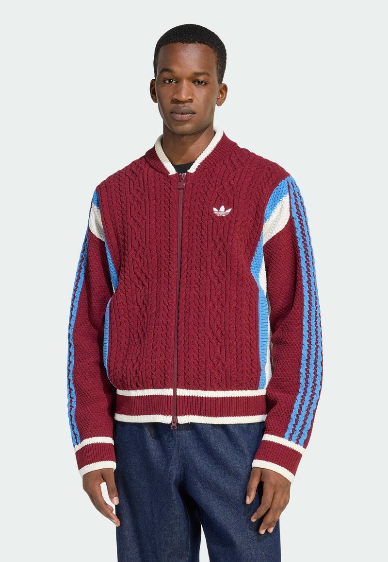 Bordeaux gebreide rits-trui met een gestructureerd patroon, blauwe en witte accenten op de mouwen, voorzien van ribbelmanchetten en -zoom, adidas-logo.