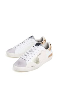 Baltie sneakers ar gludas ādas, zamšādas un metāla akcentiem. Iezīme leopardu raksts uz papēža un teksturēta sudraba auduma.