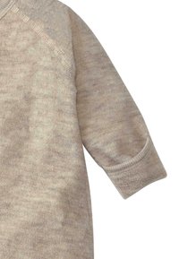 Hellebeige Strickjacke mit strukturiertem Finish, runder Halslinie und Dreiviertelärmeln mit gerippten Bündchen.
