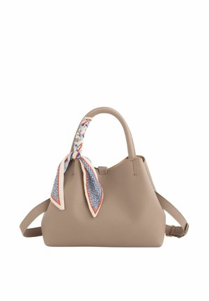 Sac à main en cuir beige texturé avec une poignée supérieure unique enveloppée dans un foulard à motif bleu, blanc et orange et une bandoulière réglable.