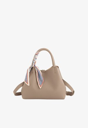Sac à main en cuir beige texturé avec une poignée supérieure unique enveloppée dans un foulard à motif bleu, blanc et orange et une bandoulière réglable.