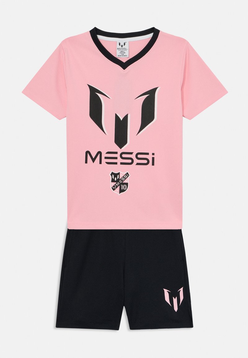 Camiseta de fútbol rosa con detalles en negro, que presenta un gran logotipo y el nombre "MESSI" en el frente, combinada con pantalones cortos negros que exhiben un logotipo en rosa.