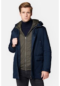 Granatowa i oliwkowa parka z kapturem, podwójnymi zamkami, frontowymi kieszeniami oraz pikowaną wewnętrzną warstwą, posiadająca gładką teksturę.