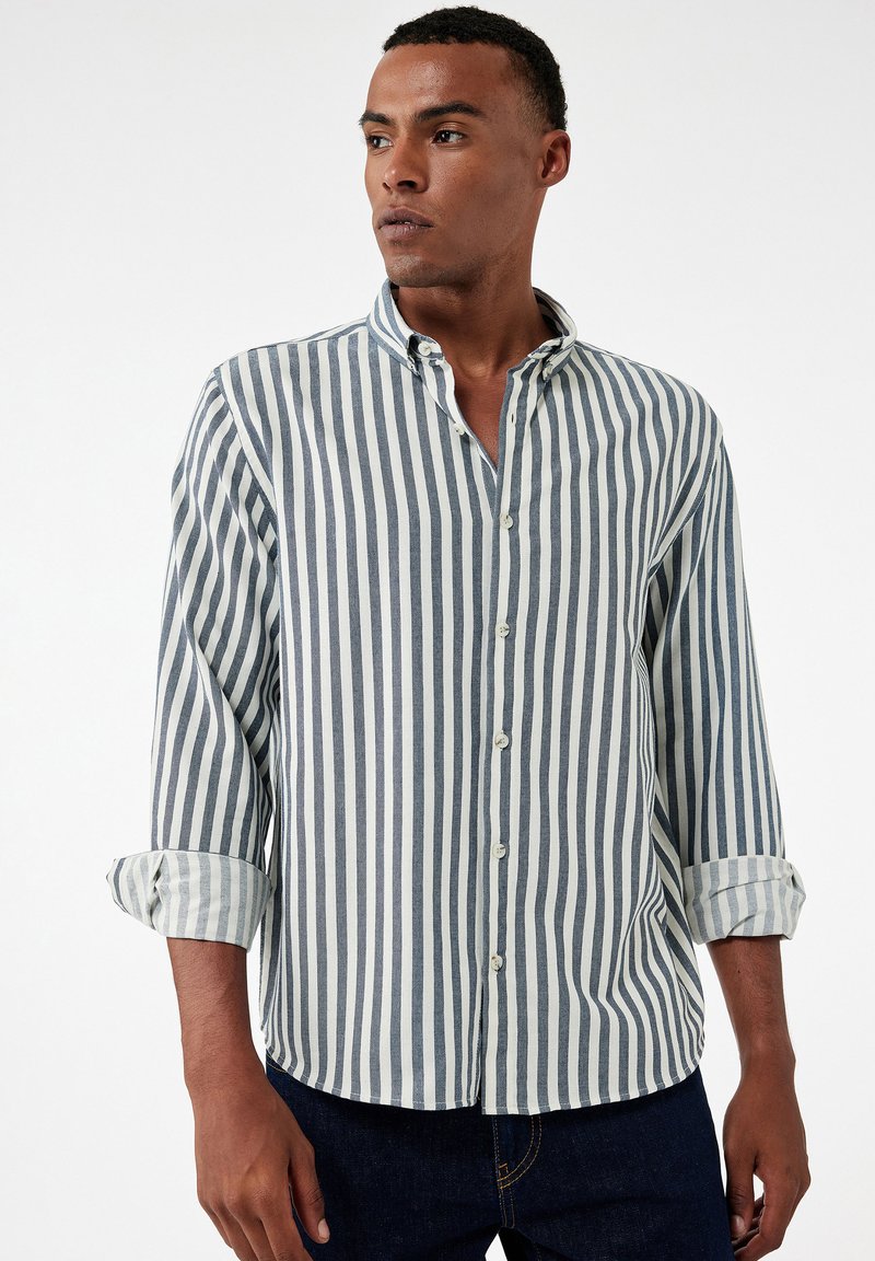 Gestreepte button-up shirt in een blauwe en witte linnenmix, met opgerolde lange mouwen, klassieke kraag, afgeronde zoom en een lichte stof textuur.