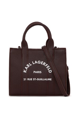 Mørkebrunt, struktureret læderhåndtaske med top-hanke, aftagelig skulderrem og hvid "Karl Lagerfeld Paris 21 Rue St-Guillaume" tekst på forsiden.