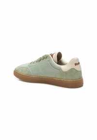 Zapatillas verde menta con paneles de ante y cuero, detalles en beige en el talón y una suela de goma marrón. Presenta cordones redondos y detalles de costura.
