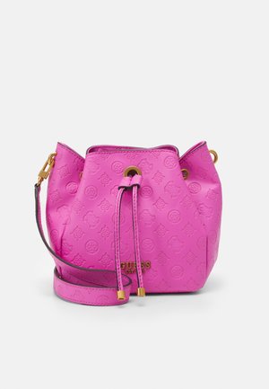 Petit sac seau rose avec motifs embossés, ferrures dorées, fermeture à cordon et bandoulière réglable.
