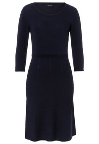 Marineblaues Strickkleid mit 3/4-Ärmeln, rundem Halsausschnitt, subtiler gerippter Textur und lockerer Passform, mit leicht ausgestellt geschnittenem Saum.