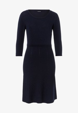 Granatowa dzianinowa sukienka z 3/4 rękawami, okrągłym dekoltem, subtelną ribbowaną fakturą i luźnym krojem, z lekko rozkloszowanym dołem.