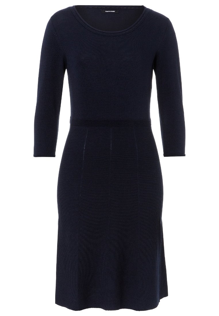 Marineblaues Strickkleid mit 3/4-Ärmeln, rundem Halsausschnitt, subtiler gerippter Textur und lockerer Passform, mit leicht ausgestellt geschnittenem Saum.