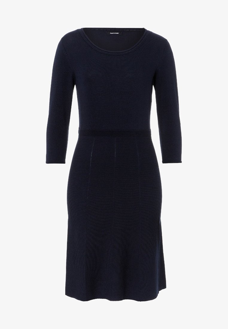 Marineblaues Strickkleid mit 3/4-Ärmeln, rundem Halsausschnitt, subtiler gerippter Textur und lockerer Passform, mit leicht ausgestellt geschnittenem Saum.