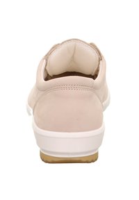 Lichtbeige sneaker met een soepele nubuck bovenzijde, gevoerde kraag en witte rubberen zool met een eventuele gumrubberen buitenzool.