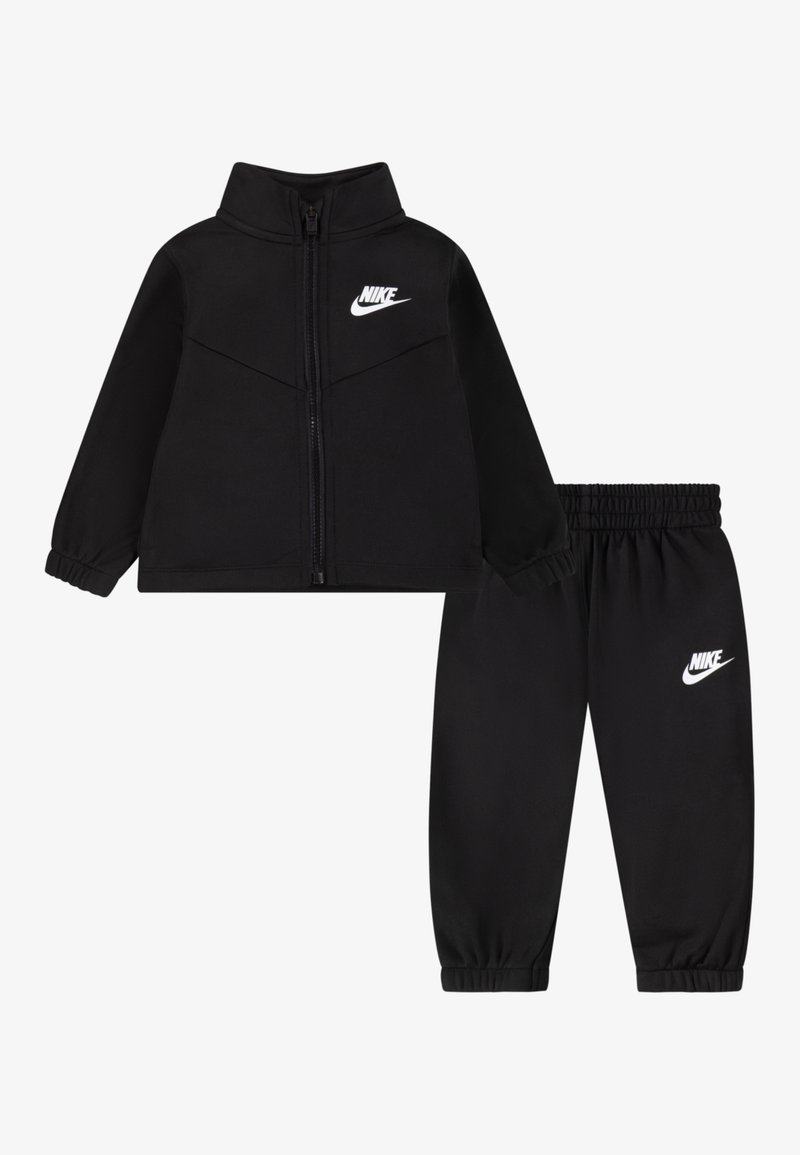 Trening negru Nike, compus dintr-o jachetă cu fermoar și guler înalt și pantaloni asortați cu talie elastică, ambele decorate cu logo-uri albe.