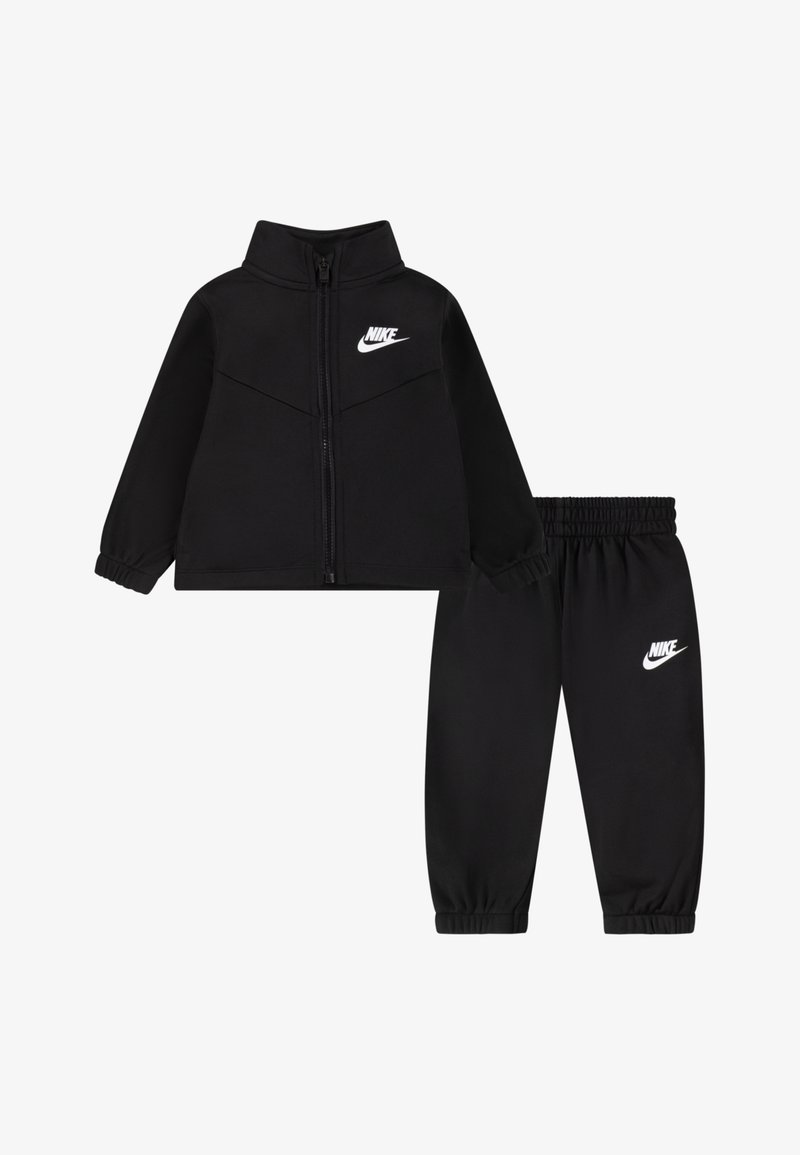 Trening negru Nike, compus dintr-o jachetă cu fermoar și guler înalt și pantaloni asortați cu talie elastică, ambele decorate cu logo-uri albe.