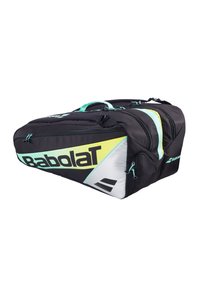 Sort og neongrøn Babolat tennis taske med flere lynlåslommer og et håndtag på toppen til bæring.