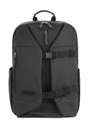 Czarny plecak z przednim suwakiem, dwoma paskami z klamrami, bocznymi kieszeniami, górnym uchwytem i małą pionową kieszenią na suwak po lewej stronie.