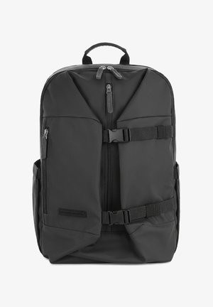 Czarny plecak z przednim suwakiem, dwoma paskami z klamrami, bocznymi kieszeniami, górnym uchwytem i małą pionową kieszenią na suwak po lewej stronie.