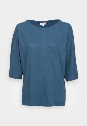 Blaues Kurzarmshirt mit lockerem Sitz, rundem Ausschnitt, dezentem mittigem Naht und kleinem Markenetikett am unteren Saum.