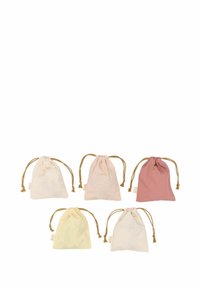 Päť malých bavlnených vreciek sťahovaných šnúrkou v pastelových farbách, usporiadaných v dvoch radoch na bielom pozadí.