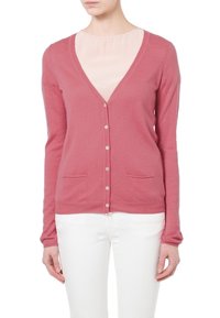 Rosa cardigan lavet af blødt materiale, med V-hals, lange ærmer og hvide knapper. Den har to forlommer som ekstra detalje.