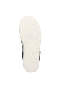 Suela de zapato de goma blanca con patrones de estrellas y surcos. El diseño presenta un borde ligeramente elevado, que proporciona tracción y estabilidad.