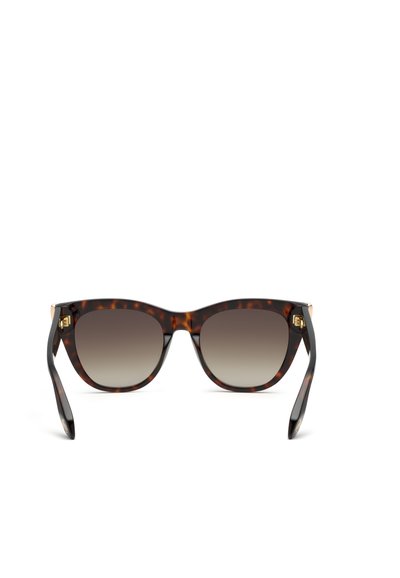 Braune Sonnenbrille mit Katzenaugen-Form und Schildpattmuster sowie dunklen Verlaufsgläsern, von vorne auf weißem Hintergrund gezeigt.