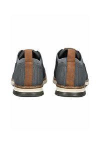 Graue Mesh-Sneaker mit braunen Lederelementen, ausgestattet mit einer kontrastierenden Gummisohle und einem gepolsterten Kragen für Komfort. Ansicht von hinten.