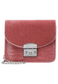 Borsa a tracolla in velluto rosa con clasp in argento, tracolla a catena e texture morbida. Presenta una chiusura a pattina e una leggera lucentezza.