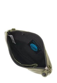 Pochette in ecopelle verde oliva con rivestimento nero. Presenta una superficie liscia, chiusura lampo e un'etichetta interna con un logo blu.