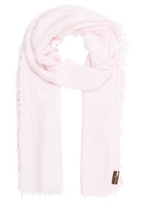 Écharpe rose pâle douce avec des bords délicatement frangés, pliée lâchement avec une petite étiquette de marque marron visible à une extrémité.