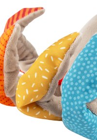 Kuscheltier aus strukturierten Stoffen in Orange, Gelb und Blau mit Punkten und Mustern. Weicher grauer Boden mit variierenden Stoffakzenten.