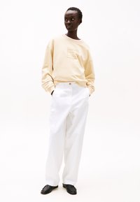 Tommy Hilfiger BOXY OUTLINE FLAG - Sudadera - country ivory