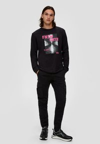 QS SLIM FIT STYLE - Cargohose - schwarz