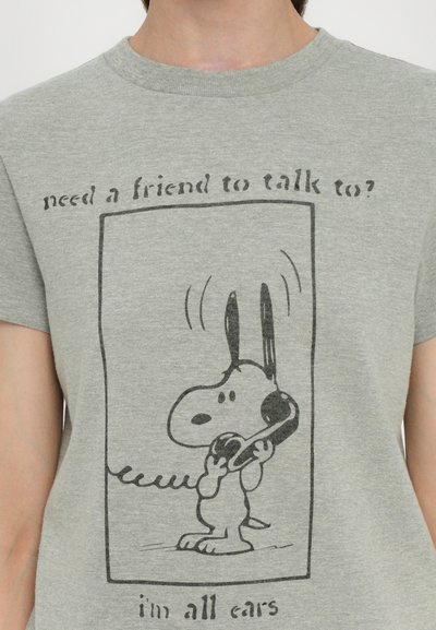 Gaiši pelēks T-krekls ar karikatūras suni, kas tur telefonu, apvilkts ar taisnstūri, kurā augšā ir teksts "vajag draugu, ar kuru parunāt?" un apakšā "esmu pilnīgi gatavs klausīties".