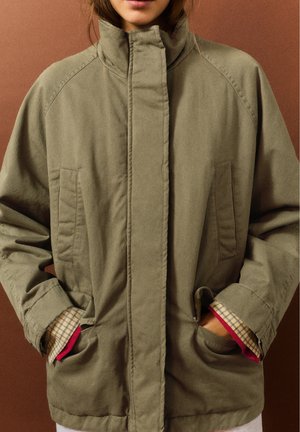 PULL&BEAR, SHORT HIGH NECK - PARKA - Parka - khaki